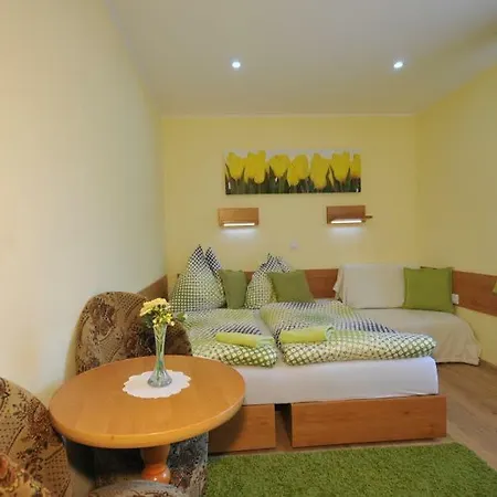 Pod Troma Korunami * Červený Kláštor