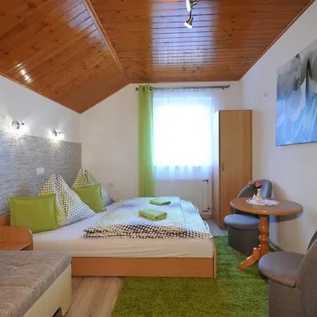 Penzion Pod Troma Korunami Červený Kláštor