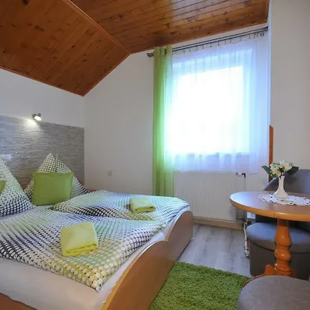 Pod Troma Korunami Červený Kláštor