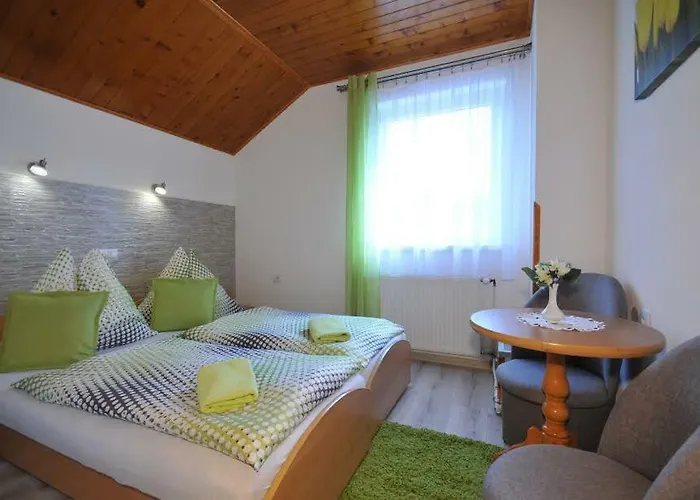 Pod Troma Korunami Červený Kláštor
